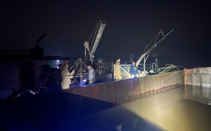 Video cảnh sát đường thuỷ Hà Nội bắt quả tang tàu hút và bán cát ngay trên sông Hồng