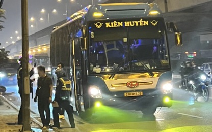 TTGT Hà Nội "mật phục" ghi hình xử lý hàng loạt ôtô vi phạm đón khách dịp tết Dương lịch