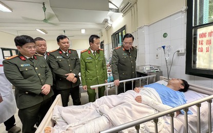 Giám đốc Công an Hà Nội thăm hỏi Thượng úy CSCĐ bị thanh niên đi xe máy tông gãy chân, tay