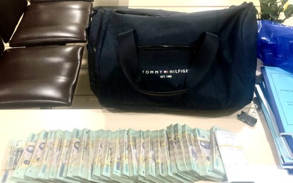 Khách vỡ oà khi nhận lại chiếc túi có gần 1,2 tỷ đồng bỏ quên ở sân bay Nội Bài