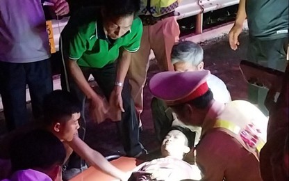 Cận cảnh hiện trường xe tải đấu đầu xe khách trên cao tốc, tài xế mắc kẹt trong cabin