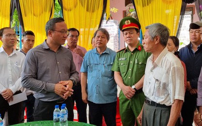 Ông Khuất Việt Hùng thăm hỏi, động viên gia đình các nạn nhân tử vong do TNGT ở Quảng Nam