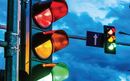 Ngoài đèn xanh, đèn đỏ, đèn vàng cần có thêm đèn tín hiệu giao thông thứ tư?