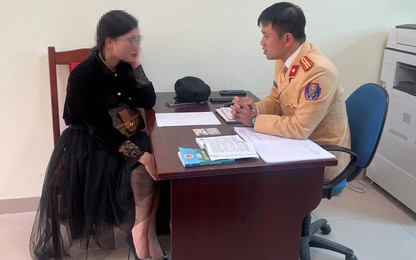 Phạt nữ tài xế ôtô buông hai tay, "dán mắt" vào điện thoại để quay TikTok