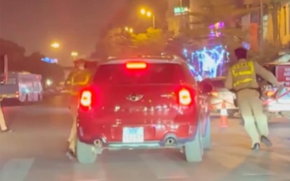 Hà Nội: Tạm giữ tài xế ôtô không chấp hành kiểm tra nồng độ cồn, hất CSGT lên nắp capo