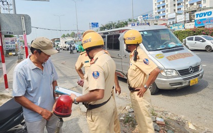 TP.HCM: Dừng xe đi vệ sinh, tài xế bị CSGT lập biên bản xử phạt dừng đỗ sai quy định