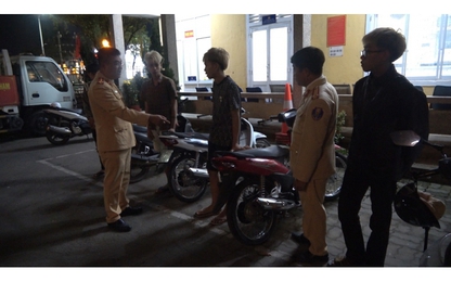 Tạm giữ nhóm "quái xế" lạng lách đánh võng, ném vỏ chai bia vào lực lượng chức năng