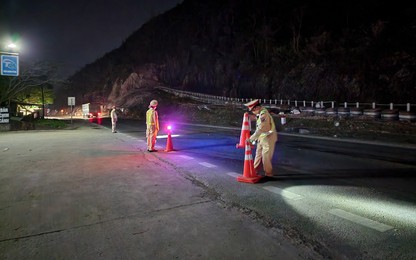 CSGT Hòa Bình trắng đêm hướng dẫn giao thông, cảnh báo lái xe đường đèo dốc