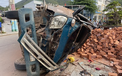 Xe tải chở gạch lật, tài xế tử vong thương tâm trong ca bin