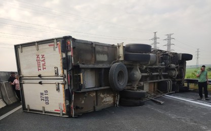 Xe tải nổ lốp, lật chắn ngang cao tốc Đà Nẵng - Quảng Ngãi gây ùn tắc kéo dài