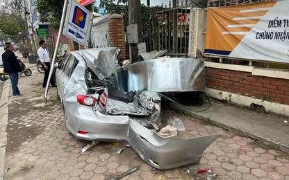 Hà Nội: Kinh hoàng ôtô con bẹp dúm do bị thép cuộn đè