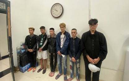 Hà Nội: Video cảnh sát 141 chặn bắt gần 30 "trẻ trâu" phóng xe máy náo loạn đường phố trong đêm