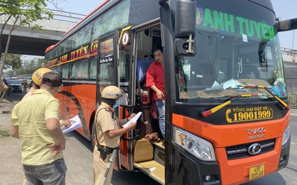 TP. Hồ Chí Minh: CSGT "đội nắng" xử phạt xe khách vi phạm