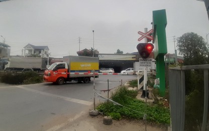 Cách lưu thông an toàn qua nút giao đường sắt có cần chắn tự động