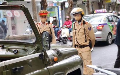 Hà Nội: Bị CSGT lập biên bản xử lý, tài xế xe U-Oát trần tình