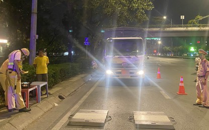 Tài xế ở TP.HCM chở hàng quá tải: "Em có biết gì đâu, do chủ xe chất hàng lên"