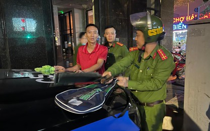 Hà Nội: Kiểm tra nồng độ cồn, cảnh sát phát hiện thanh niên mang túi hung khí đáng ngờ