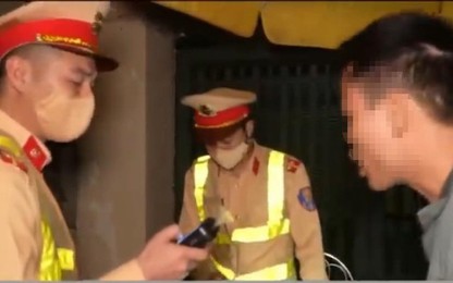 Lần đầu tiên CSGT Hà Nội phát hiện lái xe máy có nồng độ cồn cao gấp 9 lần mức kịch khung