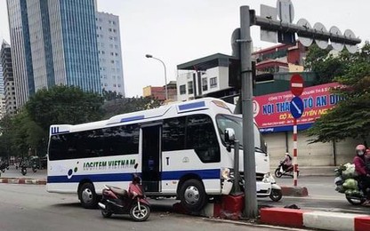 Hà Nội: Xe khách leo dải phân cách, suýt đâm đổ cột biển báo chân cầu vượt