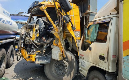 5 xe tải va chạm trên QL1A ở Quảng Nam gây ách tắc giao thông