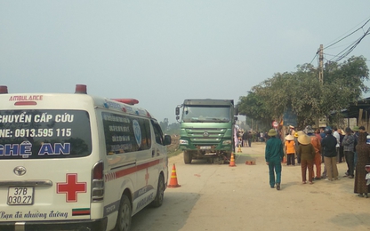 Nghệ An: Ba mẹ con đi xe máy tử vong thương tâm dưới gầm xe tải "hổ vồ"