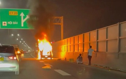 Hà Nội: Cảnh sát điều tra vụ ôtô con đang lưu thông bất ngờ bốc cháy trên đường vành đai 3