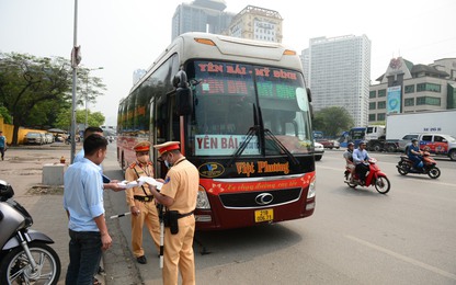 CSGT Hà Nội test nhanh ma tuý, nồng độ cồn lái xe ôtô khách trước dịp nghỉ lễ 30/4 và 1/5