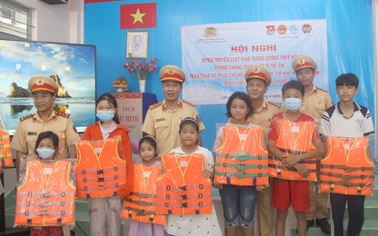 Cảnh sát đường thuỷ TP. HCM tuyên truyền Luật Giao thông ĐTNĐ và phòng chống đuối nước cho trẻ em