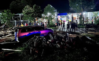 Xe chở gỗ keo lật trên QL24 ở Quảng Ngãi, 2 phụ nữ mang thai và 3 trẻ em bị thương