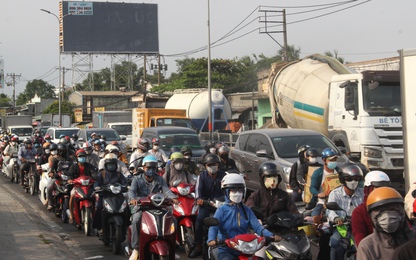 Các cửa ngõ TP.HCM ken cứng khi người dân ùn ùn về quê nghỉ lễ 30/4 - 1/5