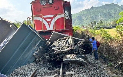 Xe tải băng qua đường ngang bị tàu hỏa tông bẹp dúm, tài xế tử vong