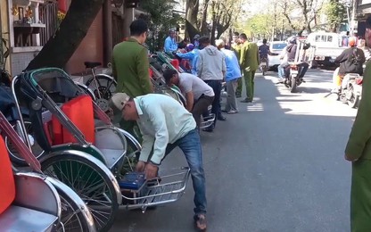 Xử lý xe xích lô gắn động cơ điện chở khách, gây mất an toàn ở Huế