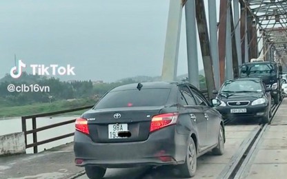 CSGT Bắc Giang xử phạt tài xế ôtô cố tình vượt cầu chung đường sắt khi có đèn đỏ