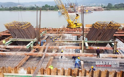 Video: Cận cảnh thi công cầu dây văng hơn 1.300 tỷ đồng nối Bắc Giang - Hải Dương