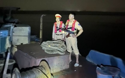 Video: Cận cảnh Thuỷ đoàn 1 bắt tàu khai thác cát trái phép trên sông Hồng