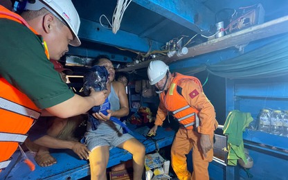 Trắng đêm cứu thuyền viên bị máy xay đá nghiền nát bàn tay, mất nhiều máu