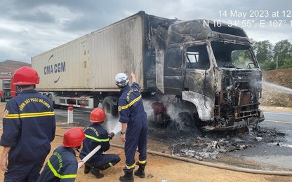 Xe container bất ngờ bốc cháy trên cao tốc Cam Lộ - La Sơn