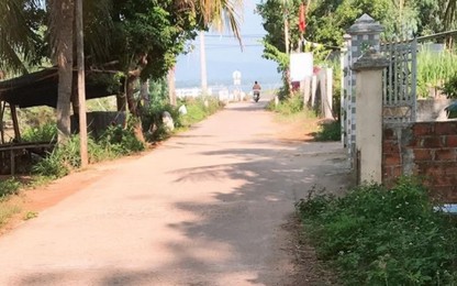 Bình Định: Cháu bé lỡ vặn tay ga, xe máy đâm vào tường rào khiến 3 người trong một gia đình tử vong