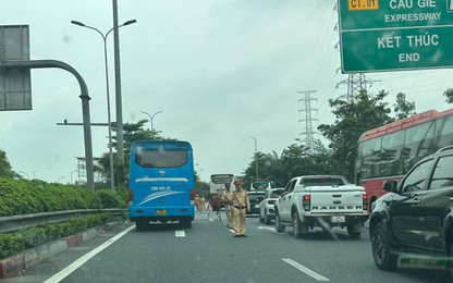 CSGT phối hợp hướng dẫn, phân luồng từ xa khi người dân trở lại Thủ đô sau nghỉ lễ