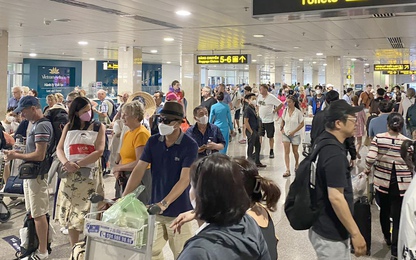 Người dân ùn ùn trở lại TP.HCM sau nghỉ lễ, sân bay Tân Sơn Nhất đón hơn 129.000 khách