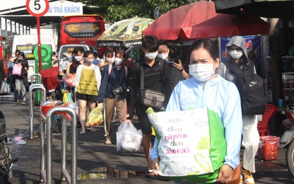 Hàng vạn người dân lỉnh kỉnh đồ đạc quay lại TP.HCM sau kỳ nghỉ lễ