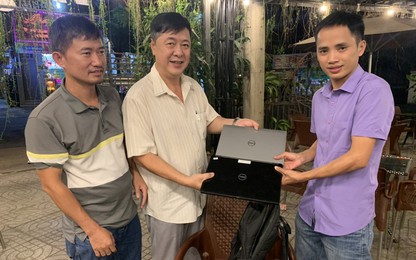 Tổ tàu SE4 trả lại hành khách thất lạc 2 máy tính laptop