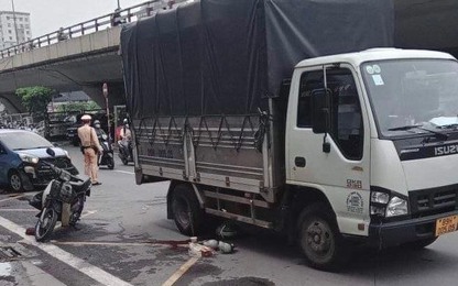 Va chạm với ôtô con, người đàn ông đi xe máy ngã xuống đường bị xe tải cán