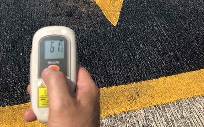 Ảnh: Làm việc trên bề mặt đường băng nóng 60 độ C tại sân bay Nội Bài