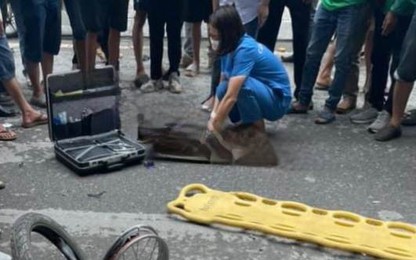 Hà Nội: 
Một thanh niên đi xe máy nguy kịch, sau TNGT với xe tải trên QL6