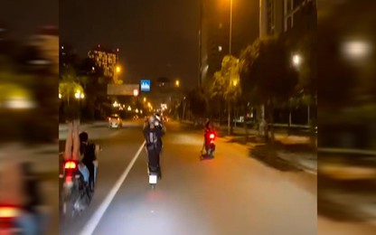 Khởi tố nhóm "quái xế" bốc đầu xe máy trên nhiều tuyến phố ở Hà Nội