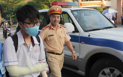 Video CSGT dùng ôtô chuyên dụng đưa thí sinh bị gãy tay đến phòng thi tốt nghiệp THPT