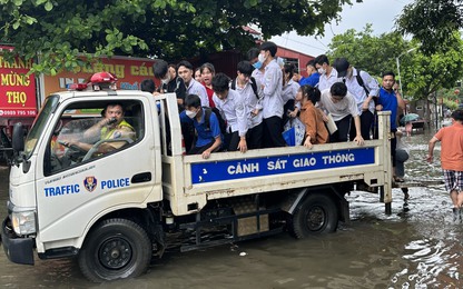 Xúc động hình ảnh CSGT đội mưa giúp thí sinh đến trường thi tốt nghiệp THPT