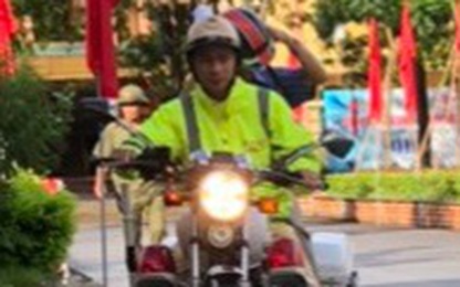 CSGT dùng xe đặc chủng hỗ trợ thí sinh ngủ quên, thất lạc căn cước công dân