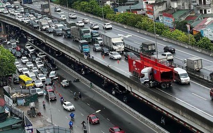 Hà Nội: Xe đầu kéo tông vỡ lan can đường vành đai 3 trên cao